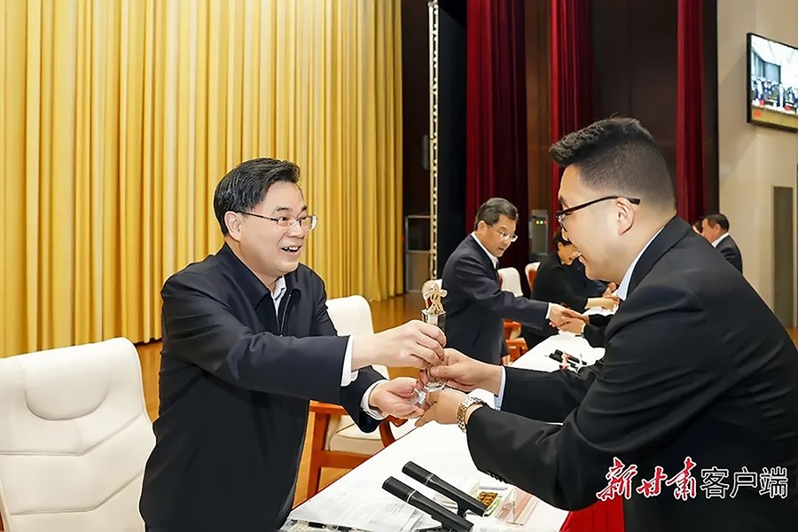 202406261719379136451966.jpg 2-2023年5月,省委書記、省人大常委會主任胡昌升為金徽礦業旅游景區授“全省文化旅游發展突出貢獻集體獎”。.jpg