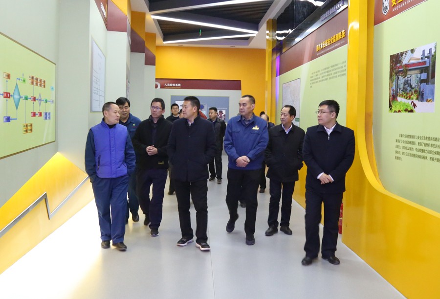 202406261719379935496641.jpg 25-2018年11月,副省長雷思維蒞臨金徽股份調研綠色礦山建設工作。.jpg