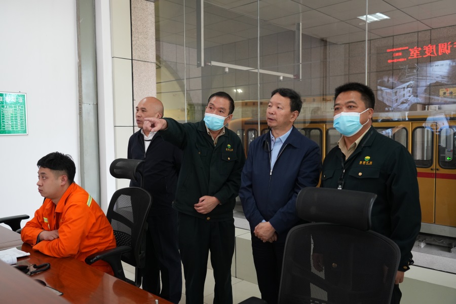 202406261719384242564261.jpg 46.2022年5月,省工信廳副廳長程學欽蒞臨金徽股份調研綠色礦山建設工作.jpg